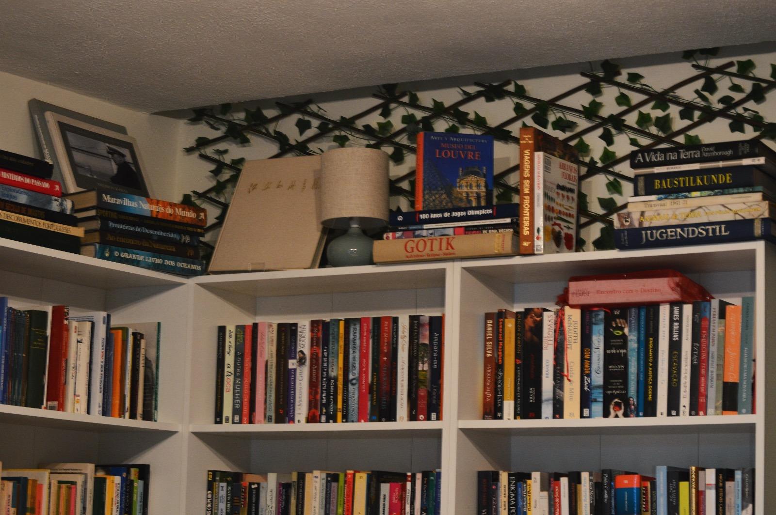 Estantes brancas com livros na Tertúlia