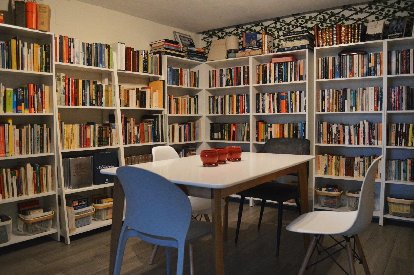 Interior da Livraria Tertúlia com estantes de madeira e zona de leitura