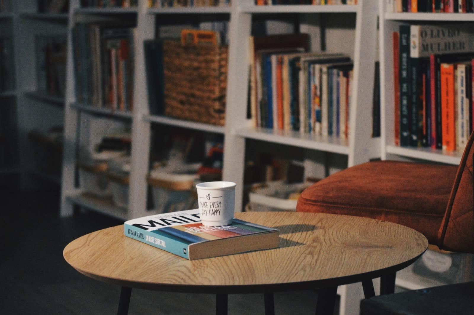 Livro e chávena de café